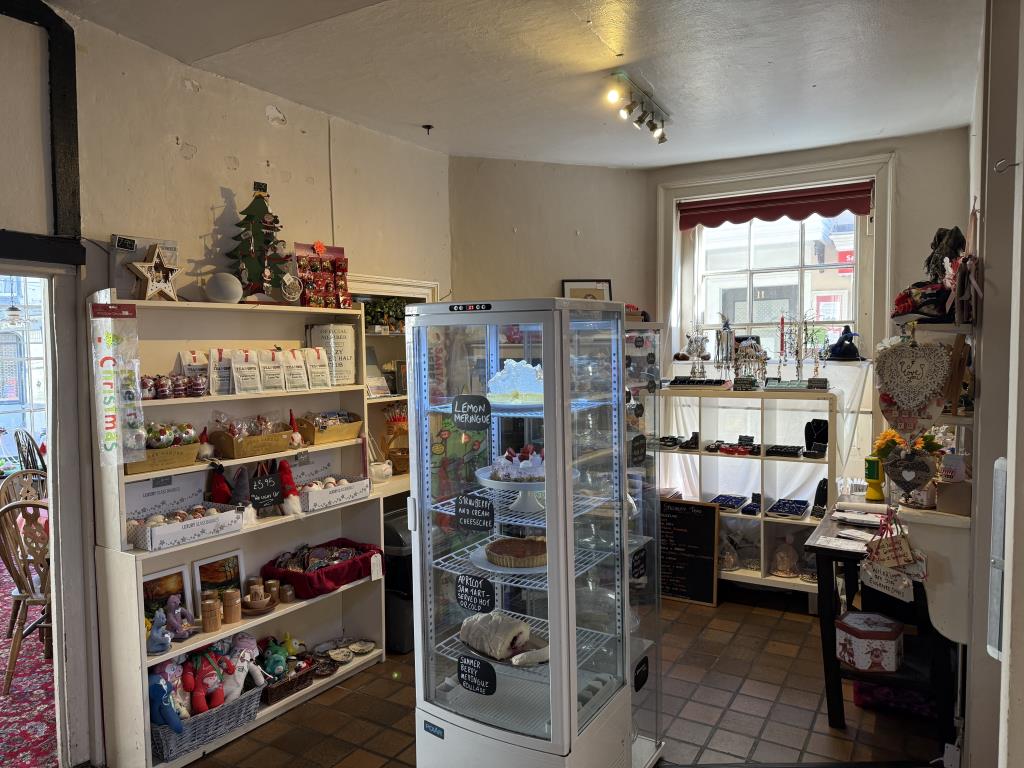 Lot: 30 - LANDMARK FREEHOLD TOWN CENTRE COMMERCIAL INVESTMENT - The Gift Shop Area